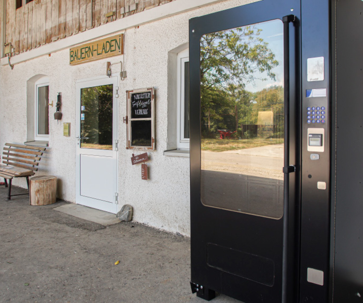 Gekühlter Abholautomat von Biogeflügel Unterweger am Neuhauserhof in Dietenheim.