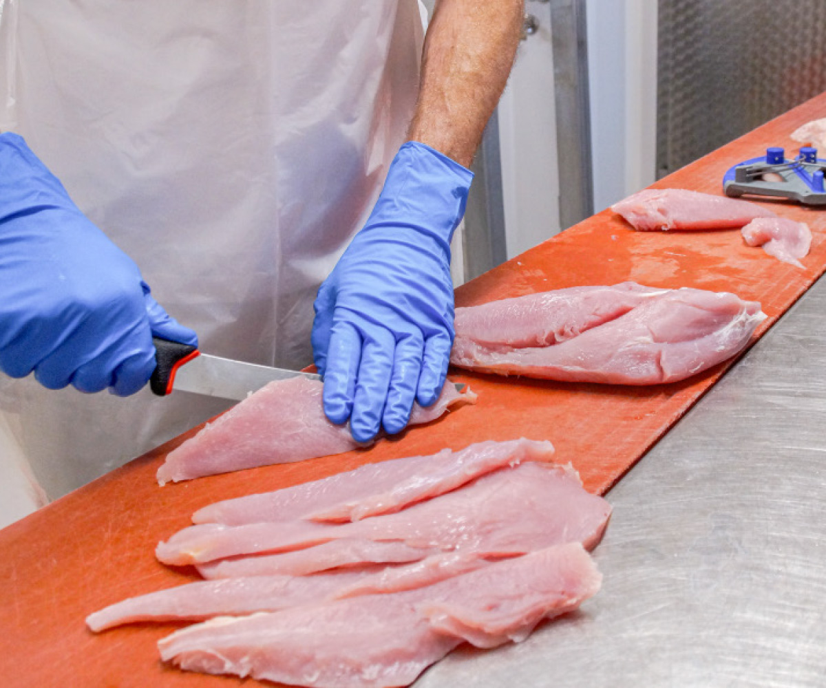 Verarbeitung von Bio-Hähnchenfleisch in der hofeigenen Metzgerei von Biogeflügel Unterweger.